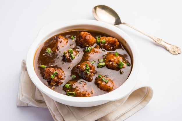 Gobi manchu seco ou com molho - comida de rua popular da índia feita de florzinhas de couve-flor, foco seletivo