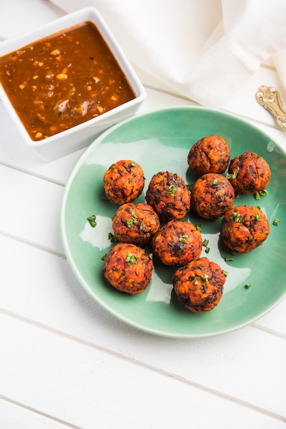 Gobi Manchu seco ou com molho - Comida de rua popular da Índia feita de florzinhas de couve-flor, foco seletivo