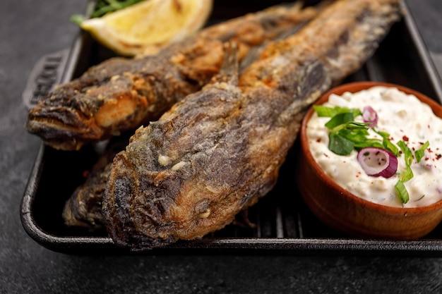 Góbio do Mar Negro de peixe frito em um fundo escuro