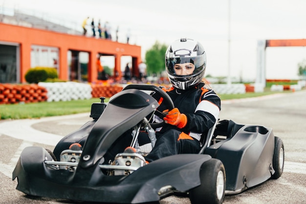 Gocart de conducción de mujer