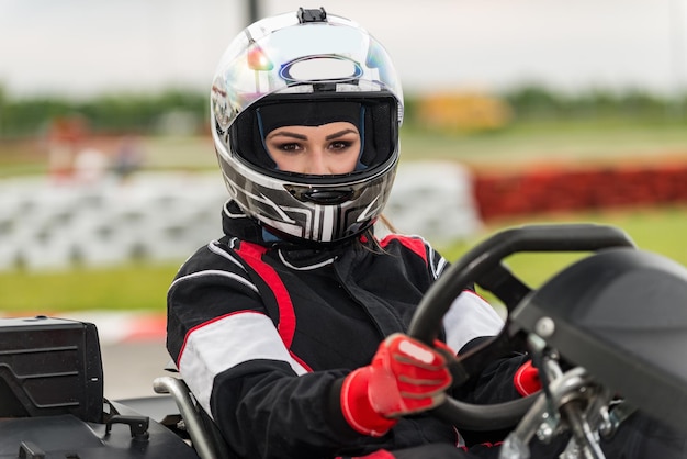 Gocart de conducción de mujer