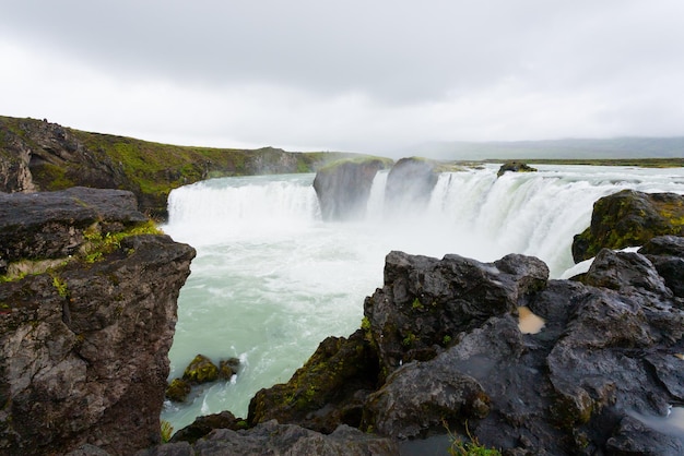 Godafoss cai na temporada de verão vista Islândia