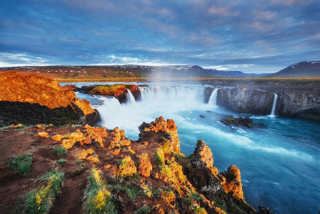 Godafoss Wasserfall bei Sonnenuntergang.