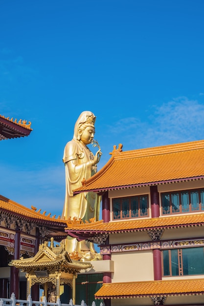 Goddress de Guanyin con la azotea del templo y el cielo hermoso en el templo tailandés de foguangshan thailand.Fo Guang Shan es una de las cuatro grandes organizaciones budistas en Taiwán