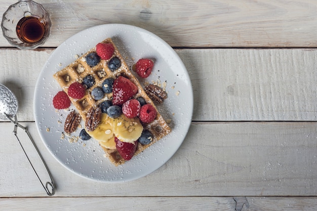 Foto gofre belga cubierto con frutas