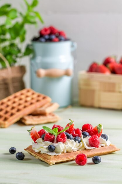 Gofre con nata montada y fruta fresca