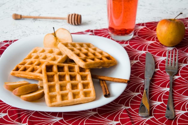 Gofres belgas, canela y manzana en un plato