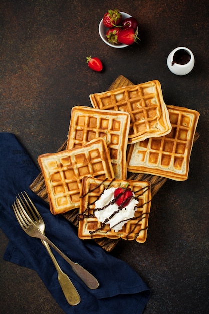 Gofres belgas cuadrados caseros con queso ricotta y fresas