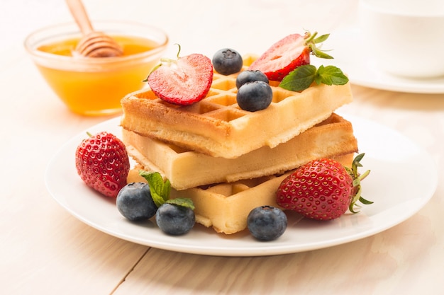 Gofres belgas con miel de arándanos y fresas