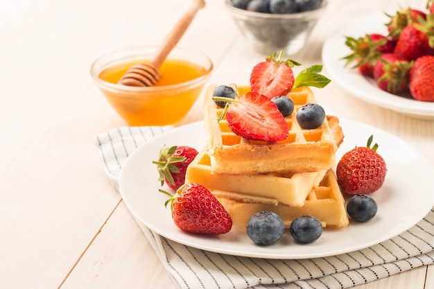 Gofres belgas con miel de arándanos y fresas