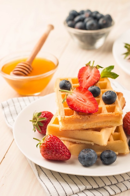 Gofres belgas con miel de arándanos y fresas