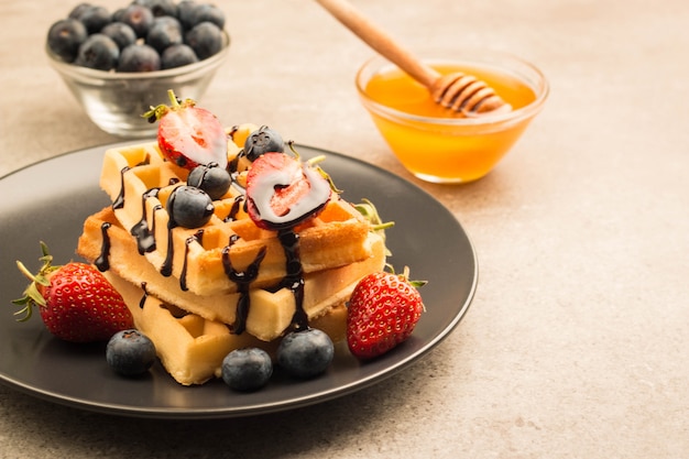 Gofres belgas con miel de arándanos y fresas