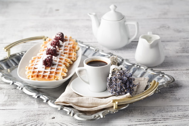 Gofres de Bruselas con moras en placa