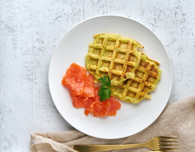 Gofres de calabacín con salmón, vista superior de la dieta fodmap