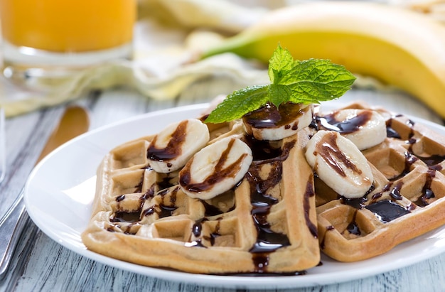 Gofres dulces para el desayuno con plátanos