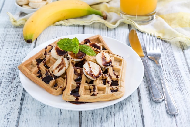 Gofres dulces para el desayuno con plátanos