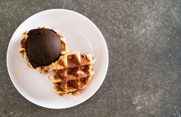 gofres con helado de chocolate