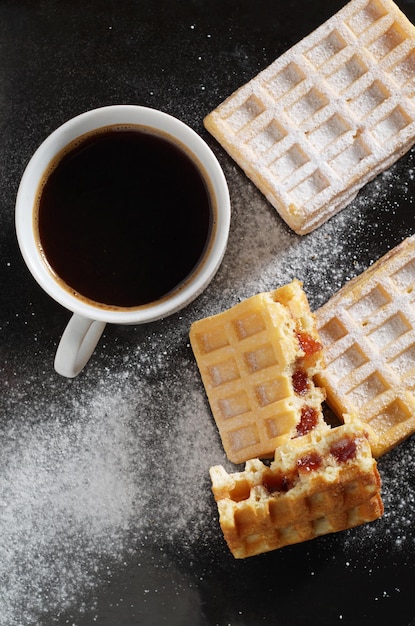 Gofres con mermelada y café