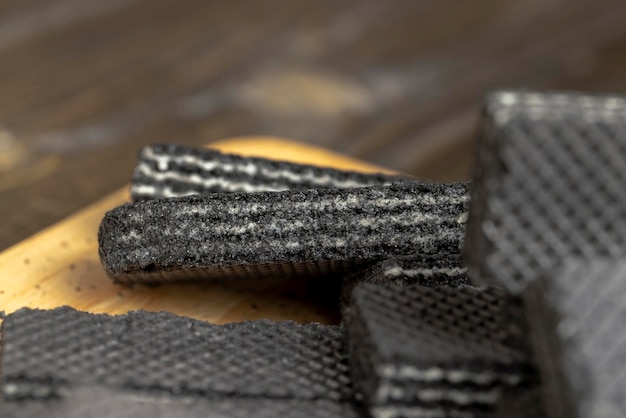 Gofres negros de postre dulce con relleno cremoso en el interior