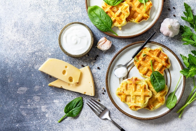 Gofres de patata con guisantes, pimentón, queso y hierbas, un refrigerio rápido en un plato Vista superior Copiar espacio