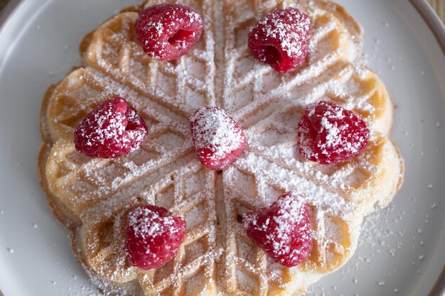 Gofres de postre con frambuesas y plátanos