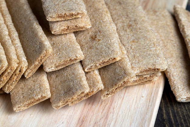 Gofres rellenos de fruta rallada sobre la mesa