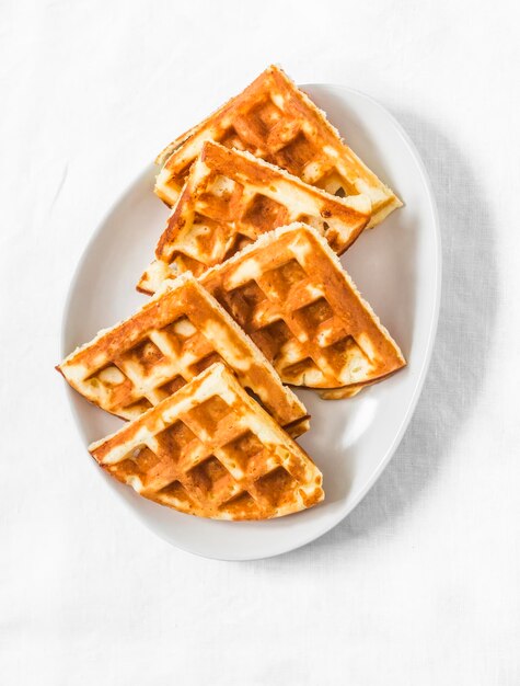 Gofres de requesón delicioso postre dulce en una vista superior de fondo claro