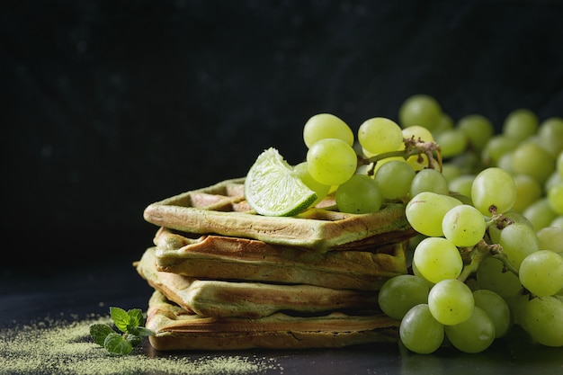 Gofres verdes con uvas