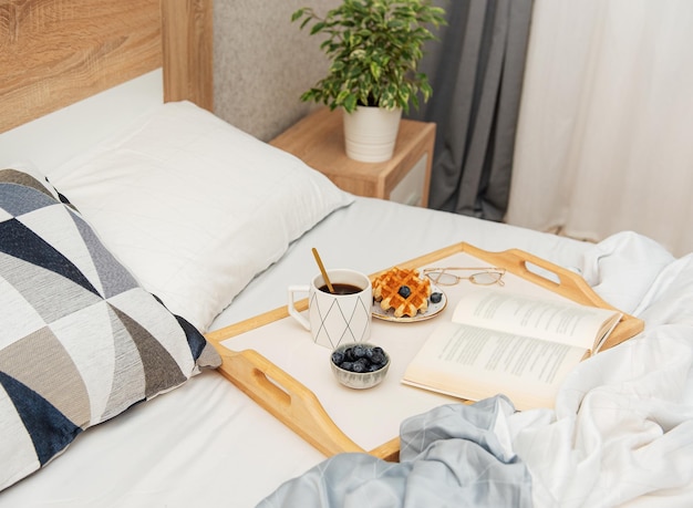 Gofres vieneses y café en la cama. desayuno de la mañana