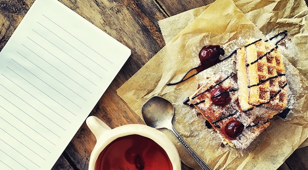 Gofres vieneses con relleno. Mesa de café. Un conjunto de galletas aromáticas para el desayuno de las vacaciones.