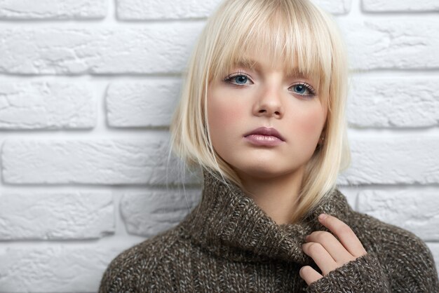 Gogeous blondes Modell posiert