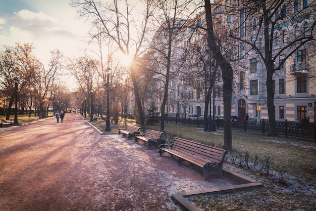 Gogol boulevard - calle peatonal en el centro de la ciudad de Moscú a principios de invierno en un día soleado