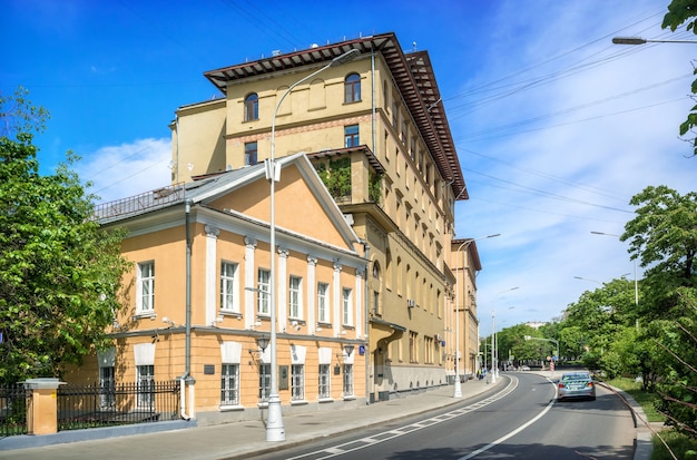 Gogols Haus und ein Wohnhaus am Nikitsky Boulevard in Moskau an einem sonnigen Sommertag