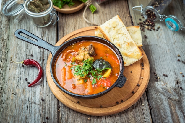 Gogrash de sopa húngaro bograch com bolinhos de massa.