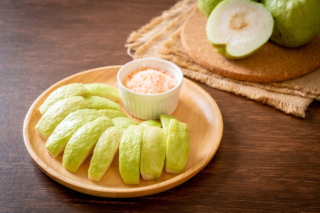 Goiaba Fresca Fatiada com Pimenta e Molho de Sal