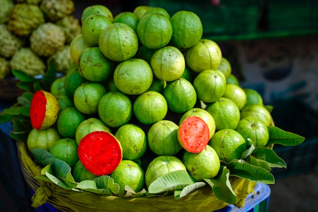 Goiaba fresca na loja de frutas