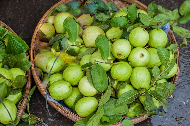 Goiaba na cesta de vime no mercado vietnamita