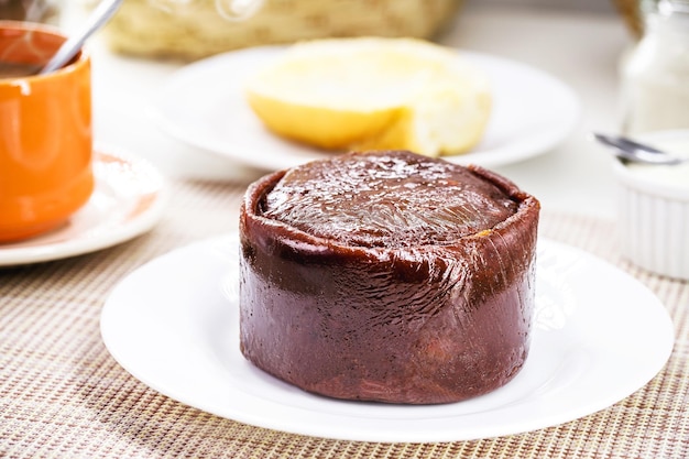 Goiabada doce brasileiro feito de pasta de goiaba chamado goiabada cascao servido como café da manhã brasileiro