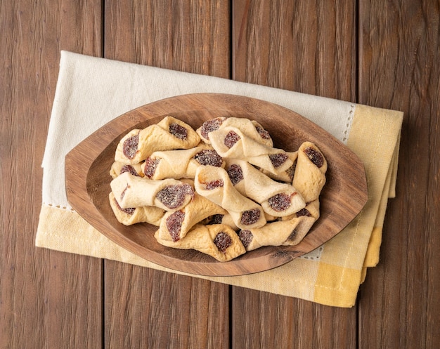 Goiabinha ou beliscao biscoito recheado de goiaba caseiro tradicional brasileiro sobre mesa de madeira