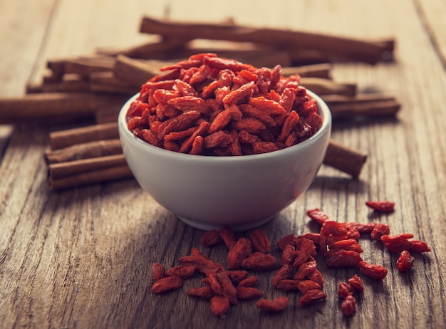 Goji-Beeren auf dem Tisch