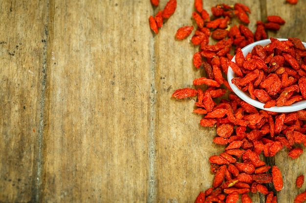 Goji-Beeren auf einem Holzbrett Platz für Text