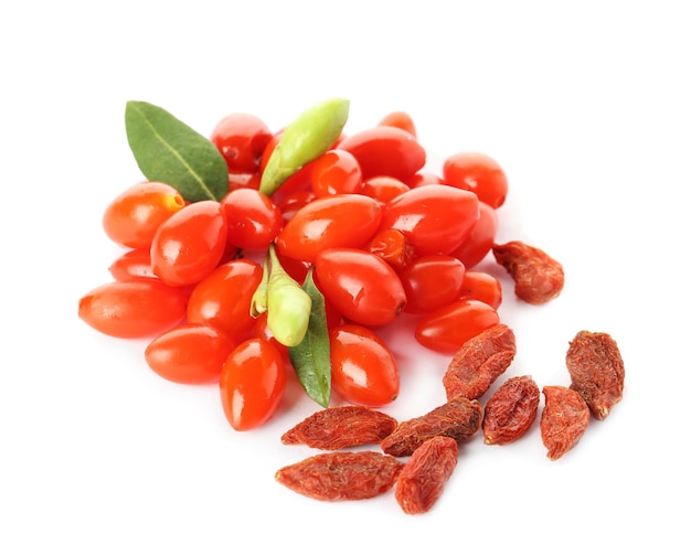 Foto goji-beeren auf weißem hintergrund