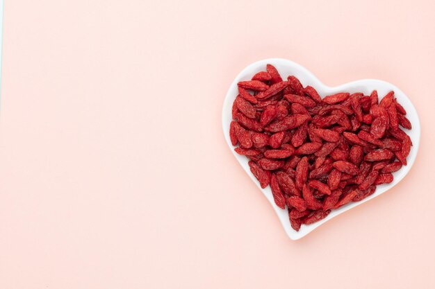 Goji Beeren getrennt auf weißem Hintergrund