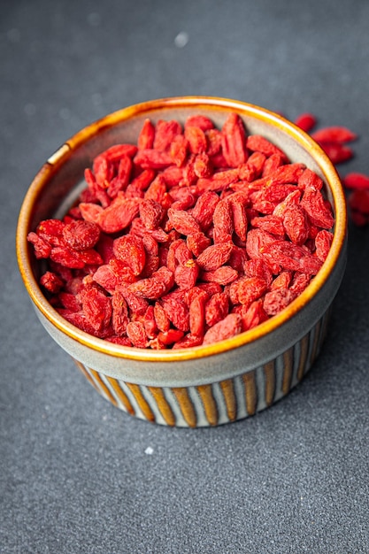 Goji-Beeren-Nahrungsergänzungsmittel, gesunde Mahlzeit, Snack auf dem Tisch, Kopierraum, Lebensmittelhintergrund