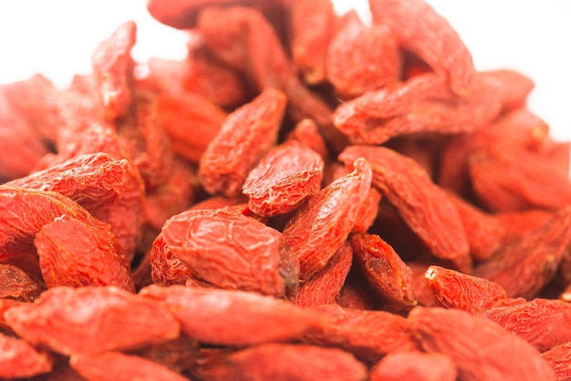 Foto goji berries um tônico tradicional chinês em um fundo branco