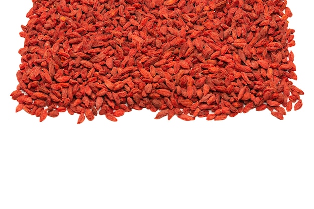 Goji de frutos rojos aislado en una superficie blanca.