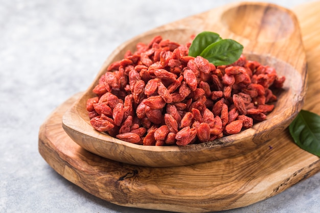 Goji in Schüssel auf Steintisch