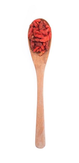 Goji Wolfberries en cuchara de madera aislado sobre fondo blanco.