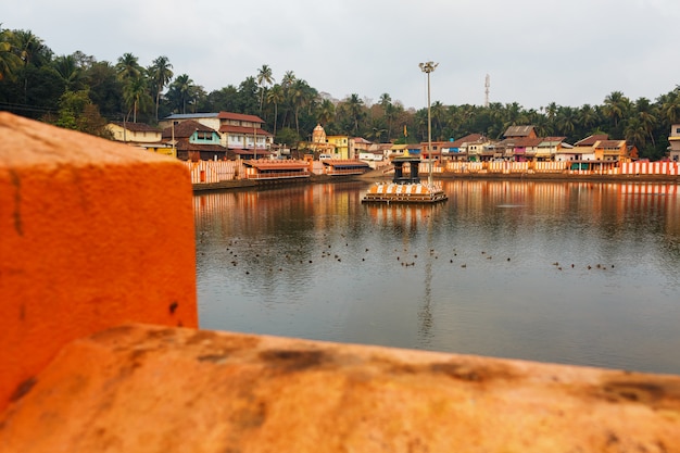 Foto gokarna, índia - março de 2019: casas indianas bonitas no lago sagrado koti teertha, no centro de gokarna