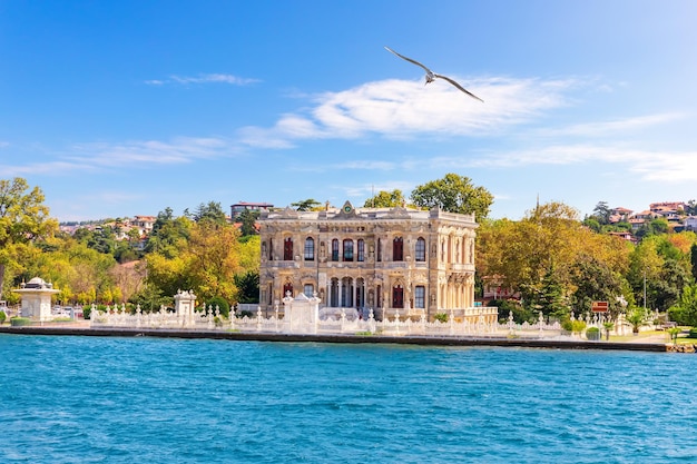 Goksu Pavillion en el Bósforo hermosa vista de verano Estambul